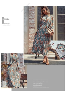 Détail de la robe maxi bohème à imprimé fleuri avec plis et ceinture à la taille