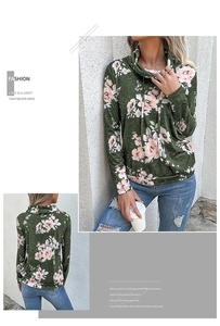 Dettaglio della felpa floreale verde scuro con collo alto a coulisse e vestibilità casual