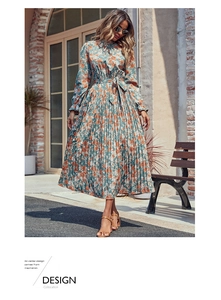 Vue détaillée d'une robe longue plissée à fleurs pour femme avec col à volants et ceinture