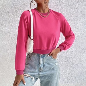 Slim fit rose pink cropped crewneck sweatshirt with long sleeves and ribbed cuffs