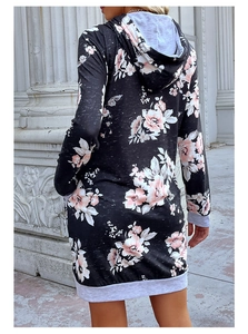 Rückansicht eines schwarzen Kapuzenkleids mit Blumenmuster und grauen Details