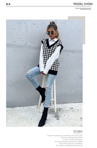 Detail der Hahnentritt-Strickweste kombiniert mit weißem Hemd und Jeanshose