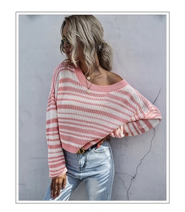Détail de la texture tricotée rayée rose et blanc et col rond sur le pull à manches longues