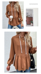 Dettaglio della felpa peplum caramello con coulisse bianche e maniche a lanterna