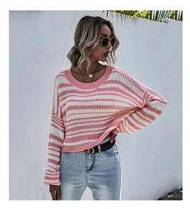 Gros plan sur la texture du pull rayé rose et blanc avec détails de col rond souple