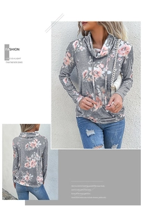 Dettaglio felpa dolcevita floreale con base grigia, fiori rosa e coulisse regolabile