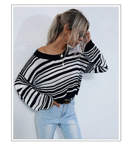 Détails de la maille douce et des rayures noires et blanches sur ce pull court pour femmes