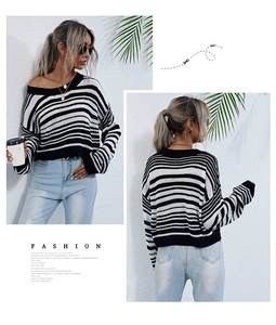 Détail du pull en maille rayé noir et blanc montrant les épaules tombantes et la texture