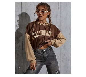 Detalle de sudadera corta con bloques de color y estampado California para mujer