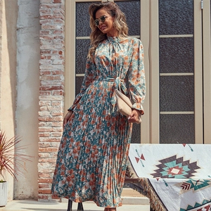 Robe longue plissée à fleurs avec col montant et ceinture à nouer en mousseline