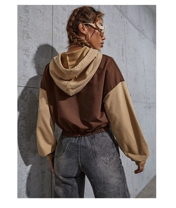 Vista trasera de la sudadera corta bicolor con dobladillo acanalado y capucha grande