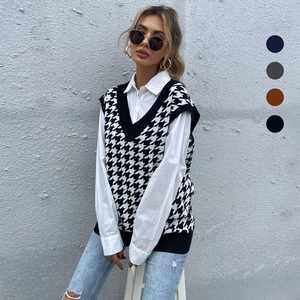 Damen Strickweste mit V-Ausschnitt und klassischem Hahnentrittmuster für den Herbst-Look