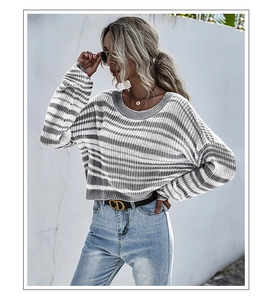 Texture de tricot détaillée et motif à rayures grises sur un pull à col rond décontracté