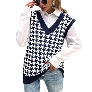 Klassische Strickweste mit V-Ausschnitt und Hahnentrittmuster in Blau und Weiß