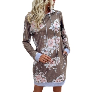 Dunkelbraunes Damen-Kapuzenkleid mit Blumenmuster, grauen Kordelzügen und Ärmelbündchen