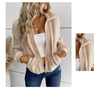 Dettaglio della giacca in pile teddy beige con collo alto e chiusura a zip liscia