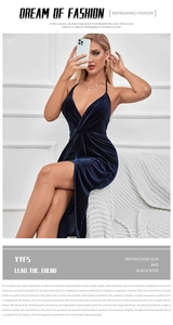 Détail de la robe en velours bleu foncé avec licou et nœud plissé sur le devant