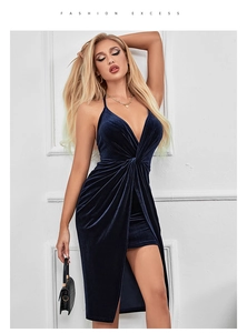 Détail de robe en velours bleu marine avec décolleté en V profond et taille torsadée