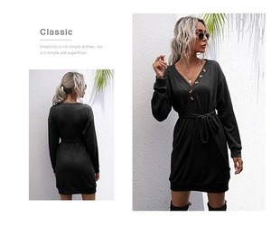 Détails de la texture gaufrée de la robe en tricot noire avec col en V et ceinture