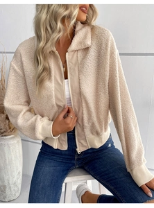Dettaglio della giacca in pile beige con collo alto e chiusura lampo di alta qualità