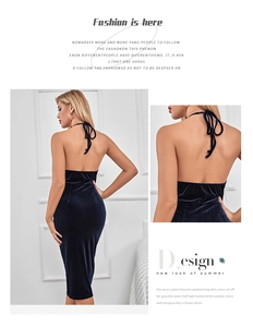 Vue détaillée d'une robe en velours bleu foncé avec un élégant design dos nu licou