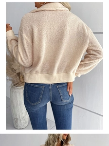 Vista posteriore del cardigan in lana d'agnello crema con ampio colletto e polsini