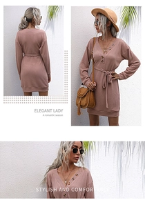 Détails de la maille gaufrée et du col en V boutonné sur cette robe rose élégante