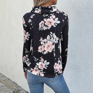 Vista posteriore della maglia a maniche lunghe con collo alto e stampa floreale rosa