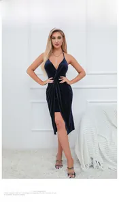 Détail d'une robe en velours bleu marine avec col en V torsadé et fente haute asymétrique