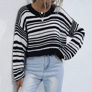 Pull en maille rayé noir et blanc pour femme avec col rond et coupe courte décontractée stylée