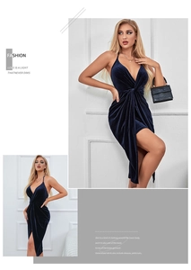 Vue détaillée d'une robe en velours bleu foncé avec licou et fente asymétrique