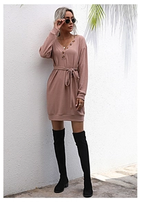 Détail de robe midi en maille gaufrée à col V avec boutons ambre et ceinture à nouer