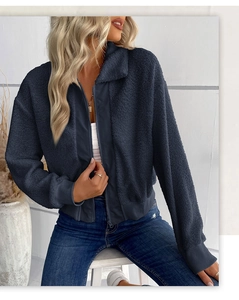 Dettaglio della giacca in pile blu navy con colletto rialzato e chiusura a zip metallica