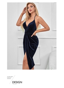 Détail de la robe de soirée en velours bleu foncé avec nœud à la taille et fente