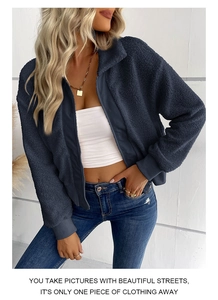 Dettaglio della giacca in pile blu navy con texture e polsini a costine sui polsi
