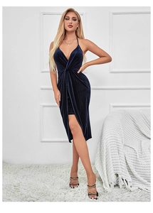 Détail d'une robe élégante en velours bleu foncé avec décolleté en V et nœud à la taille