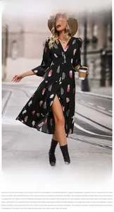 Détail de l'imprimé plumes roses et des volants sur une robe longue à manches longues