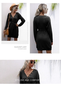 Détails de la robe noire en maille gaufrée avec col en V, boutons décoratifs et ceinture fine