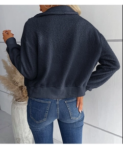 Vista posteriore della giacca in pile sherpa blu scuro con polsini a costine