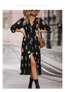 Détail d'une robe boutonnée à col en V avec motif plumes et manches bouffantes