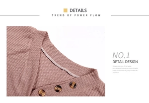 Détail du col en V sur robe en maille gaufrée avec trois boutons en écaille de tortue