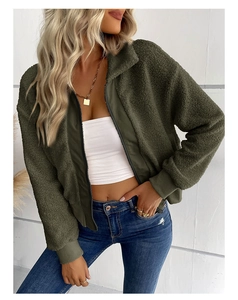 Dettaglio giacca in pile verde oliva con zip e polsini elasticizzati per donna