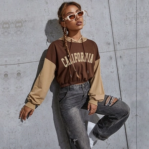 Sudadera corta California para mujer en marrón café con diseño bicolor y dobladillo
