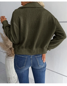 Vista posteriore giacca in pile verde militare con spalle scese e polsini a coste fini