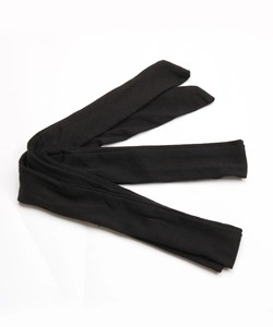 Dettaglio del tessuto a maglia elastica nera di una tuta da donna a maniche lunghe
