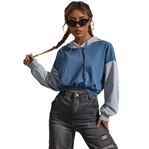 Sudadera corta de mujer en bloques de color azul y gris con cordón y dobladillo elástico
