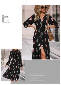 Détail d'une robe boutonnée à col en V avec imprimé plumes roses et blanches sur fond noir