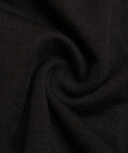 Dettaglio ravvicinato della trama del tessuto a maglia nero con morbide pieghe e trama