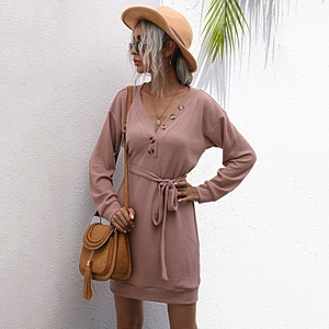 Robe midi en maille gaufrée rose poudré avec col en V et taille à cordon de serrage