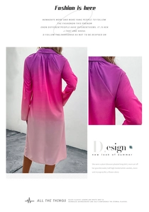 Dettaglio dell'abito a camicia sfumato viola con colletto a revers e pieghe sul retro